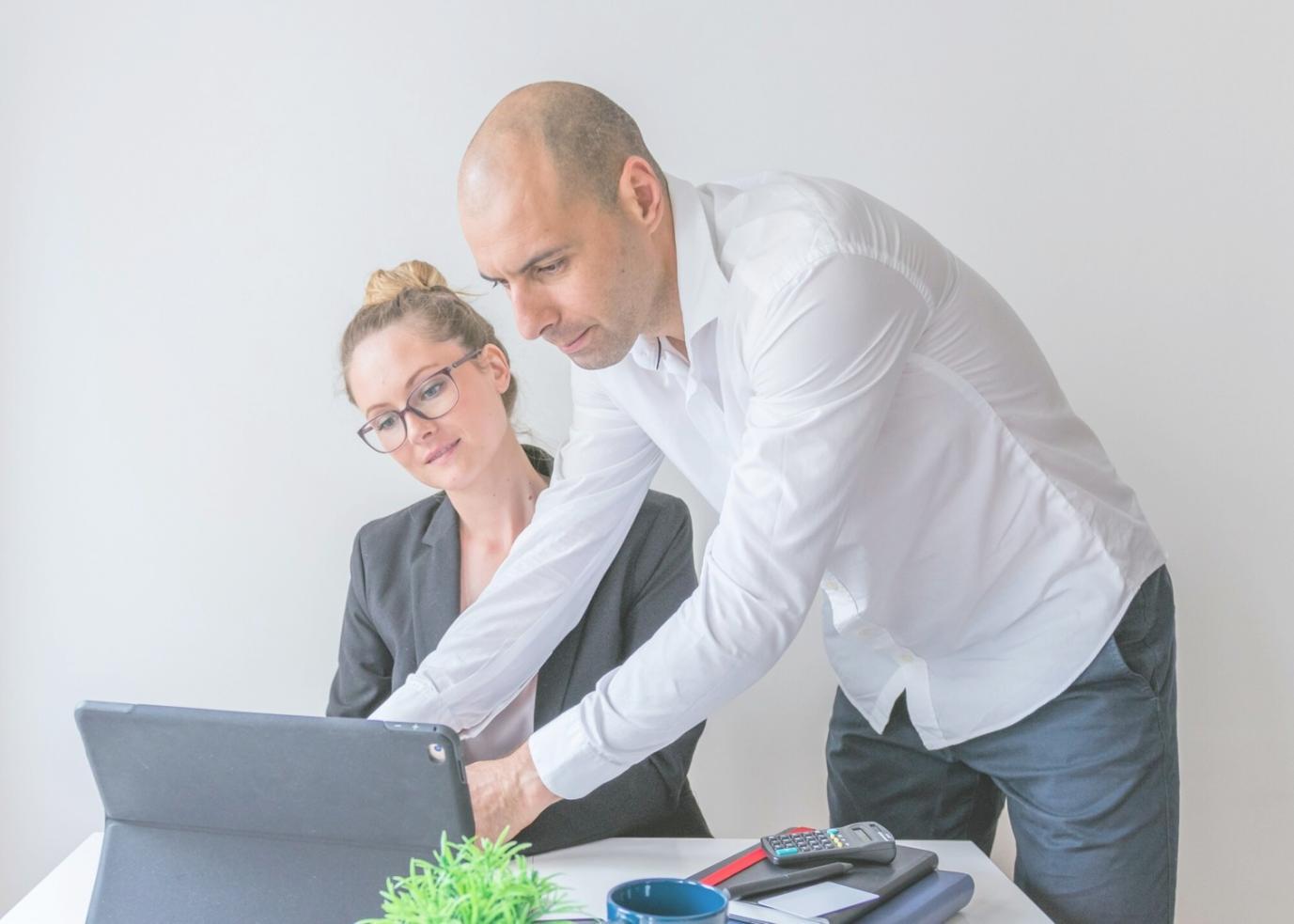Session de travail avec un conseiller financier analysant des documents et élaborant une stratégie de redressement personnalisée